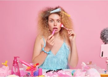 DIY Beauty: Shellac Nails, Bath Bombs, and Eye Makeup Tips